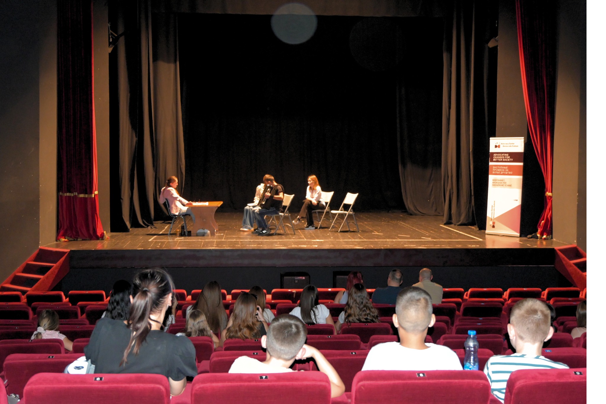 shfaqja-shenjat-e-vogla-te-kujdesit-e-luajtur-ne-zubin-potok-dhe-gracanice-teatri-kunder-korrupsionit